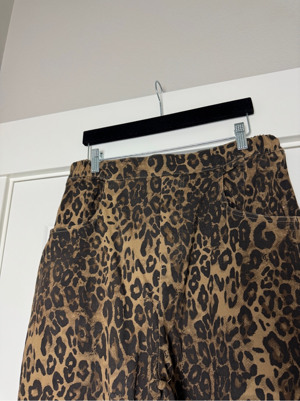 Women’s Anniewear Cheetah Print Barrel Jeans - Picture 2 of 10